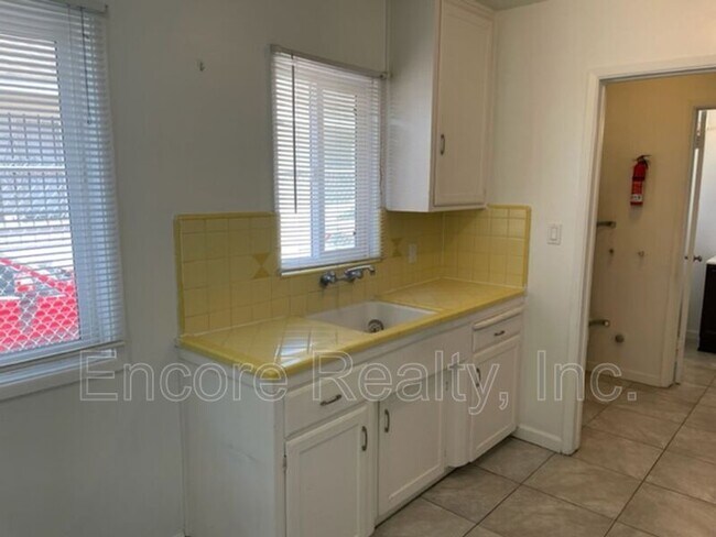 Building Photo - 464 3rd Ave