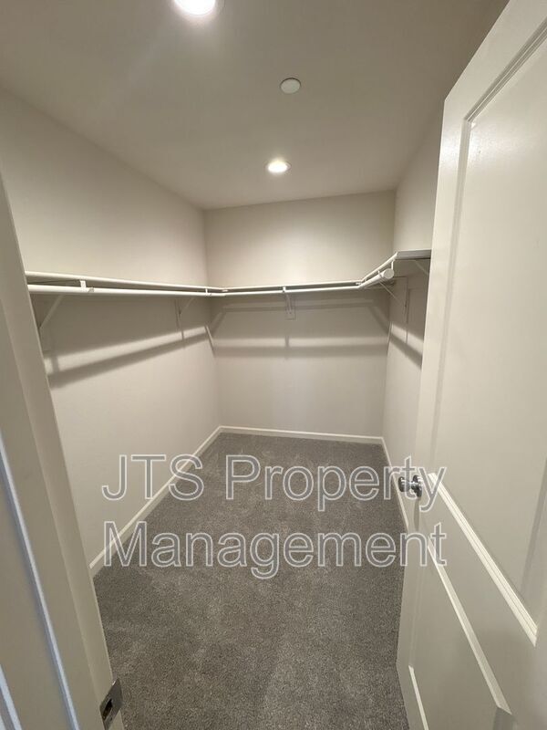 Building Photo - 38 Oak Manor Way