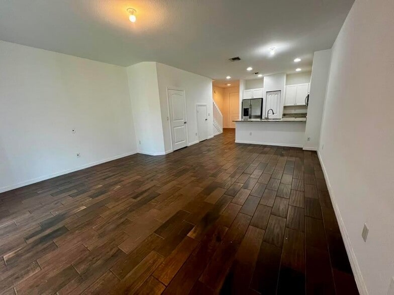 Building Photo - 1129 Vermilion Dr