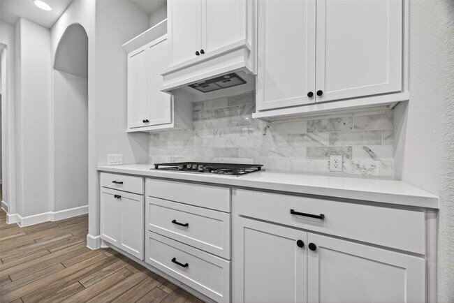 Building Photo - 302 Sky Top Dr