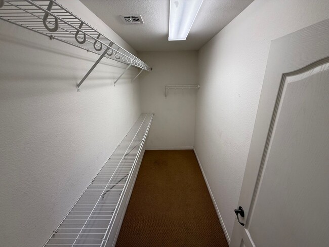 Building Photo - Beautiful 2-Story Townhome in Gated Area w...