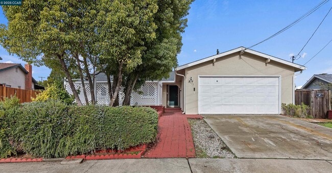 Building Photo - 2111 Shasta Dr