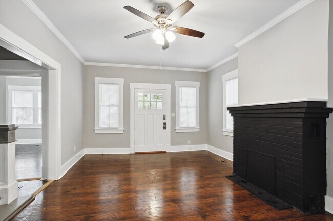 Building Photo - Large 4BR/2BA Downtown House Walking Distance to Daffin Park and Forsyth Park