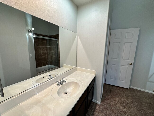 Building Photo - Summerlin Stunner!!