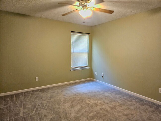 Building Photo - Rare 3 bed 2.5 located in the Etowah School District