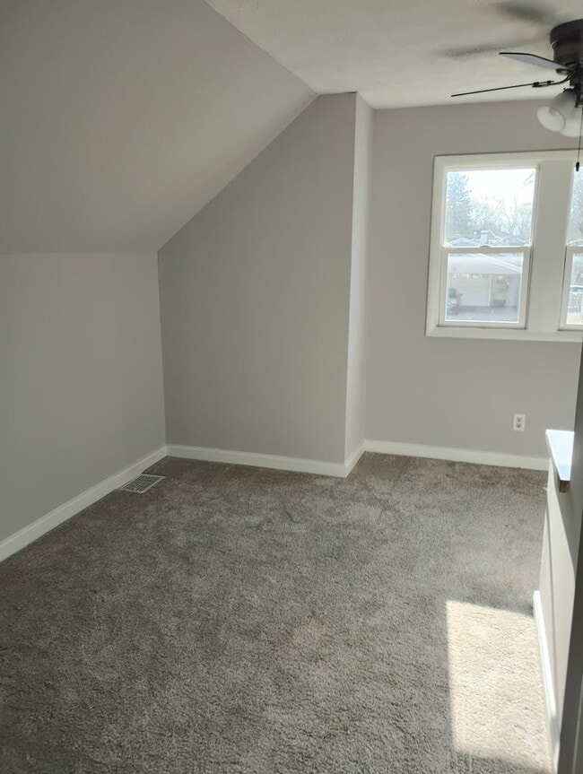 Building Photo - 4 Bedroom 1 Bath