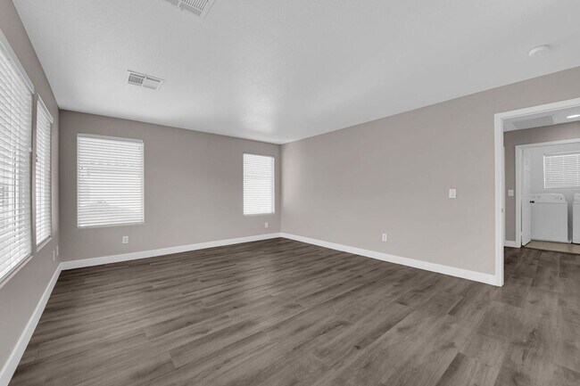 Building Photo - Large 3 bedroom, 2.5 bath house!