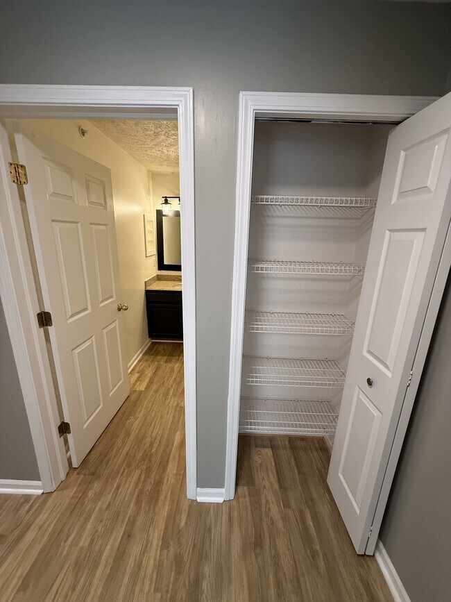 Building Photo - 914 Carom Cir