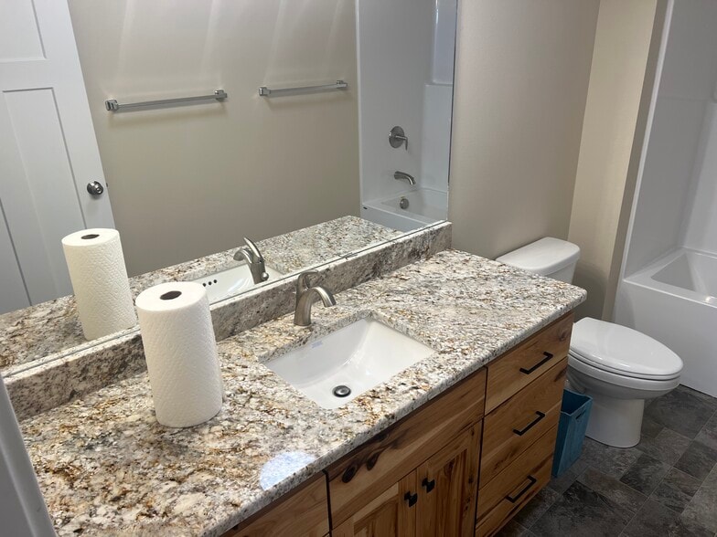 Full Spare Bath - 1416 Edington Ave