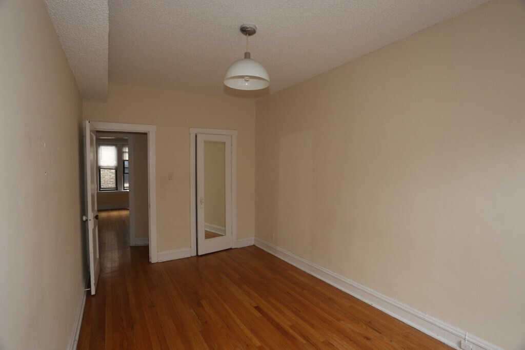 Building Photo - 3522 N Racine Ave