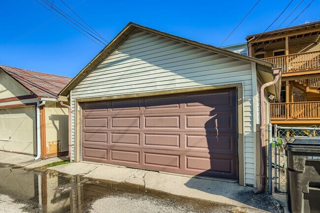 Building Photo - 6712 N Maplewood Ave