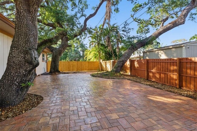 Building Photo - 4926 Camellia Way S