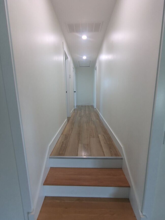 Building Photo - NICE SPACIOUS House in Holly Hills