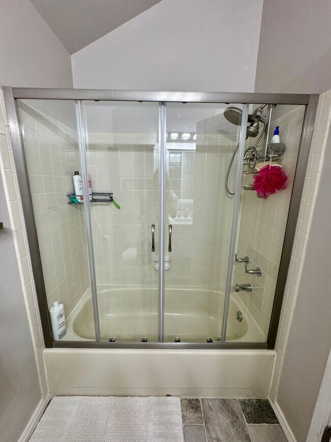 Building Photo - FURNISHED Two Bedroom Two Bath Condo on th...
