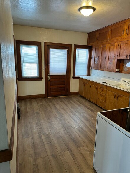 Building Photo - 616 Dekalb St