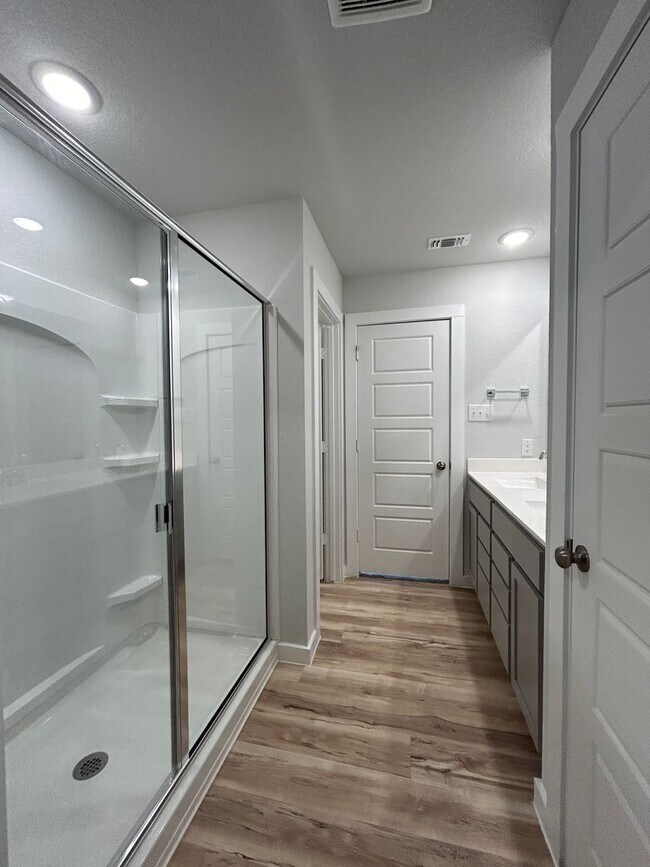 Building Photo - Walking Distance to Long Creek High School / Fridge, Washer & Dryer Included / Fenced in Yard / N...