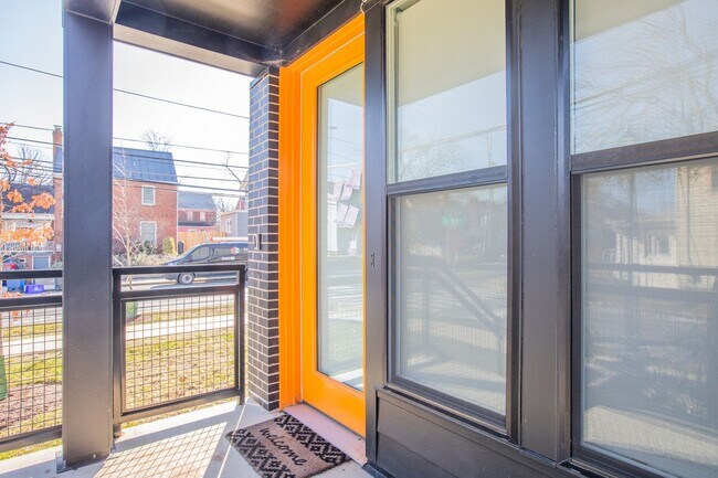 Building Photo - Gorgeous 4 BR/3.5 BA EOG Townhome in Silve...