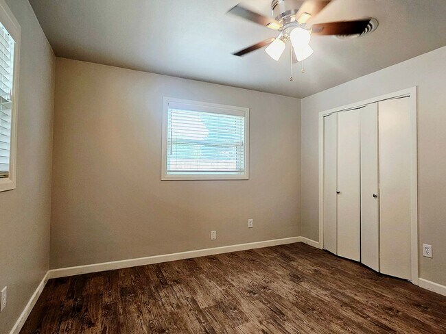 Building Photo - Beautiful 3 Bedroom Home With A Huge Bonus...