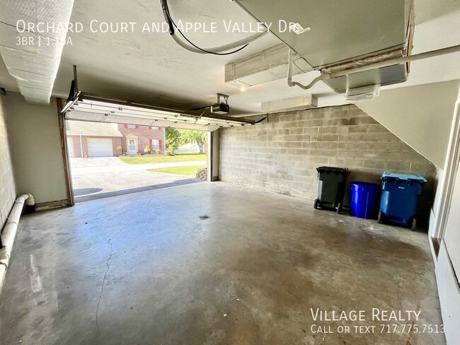 Building Photo - 2-car garage! Roomy 3-bed townhome in Dall...