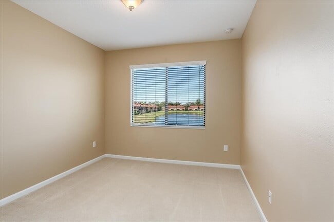 Building Photo - Beautiful Townhome in Vizcaya