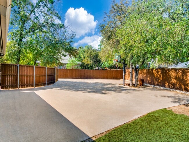 Building Photo - Incredible 4-bedroom, 3-bath Home with sparkling Pool on a gorgeous lot in highly sought-after Al...
