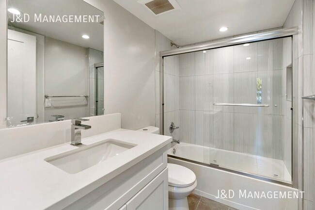 Building Photo - Brand New Build - Beautiful New Townhome