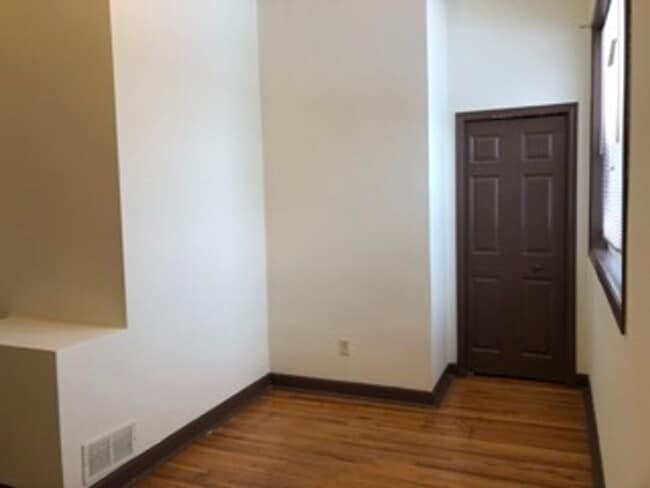 Building Photo - 512 Beaumont St E