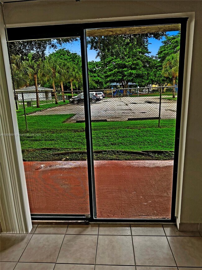 Building Photo - 250 Palm Cir W