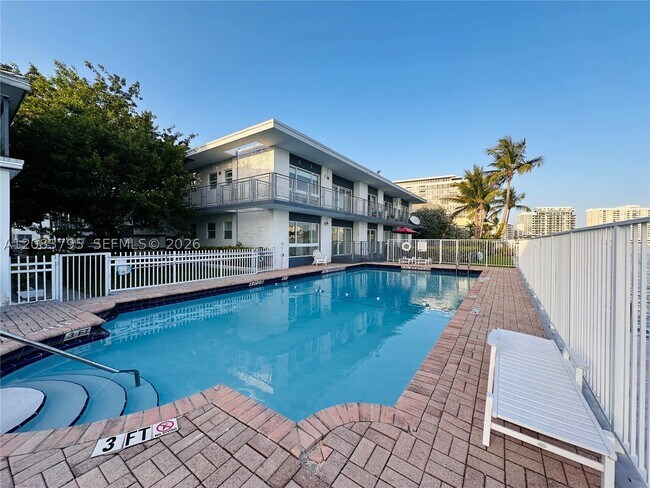 Building Photo - 946 Bay Dr E