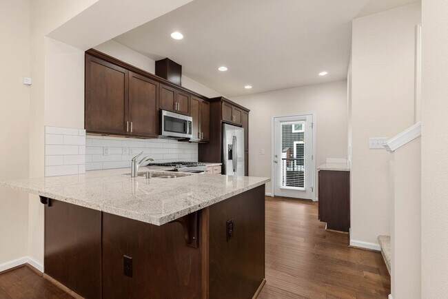 Building Photo - Modern Townhome with Garage in High Point Community