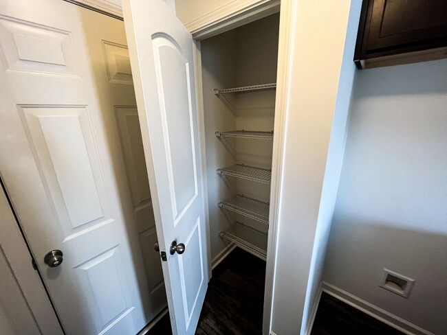 Building Photo - Beautiful 3 bedroom, 2 1/2 bathroom home i...
