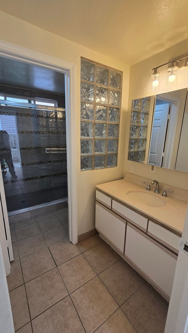 Building Photo - 723