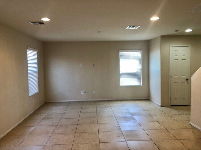 Building Photo - Beautiful  3Bed/3Bath home with a Loft nes...