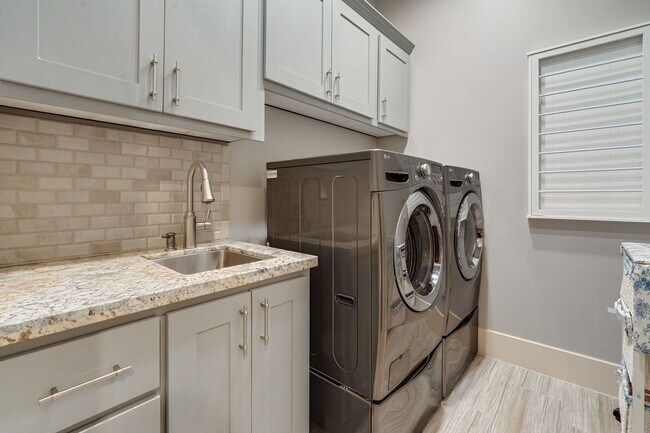 Building Photo - Utilities Included! Luxury Single-Story Ho...