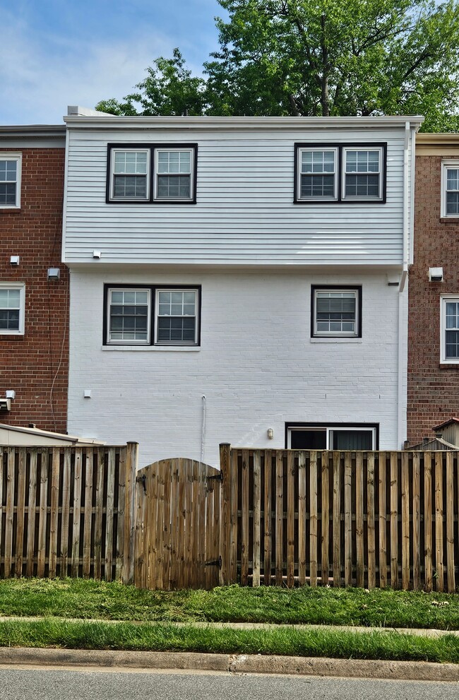 Building Photo - 4502 King Edward Ct
