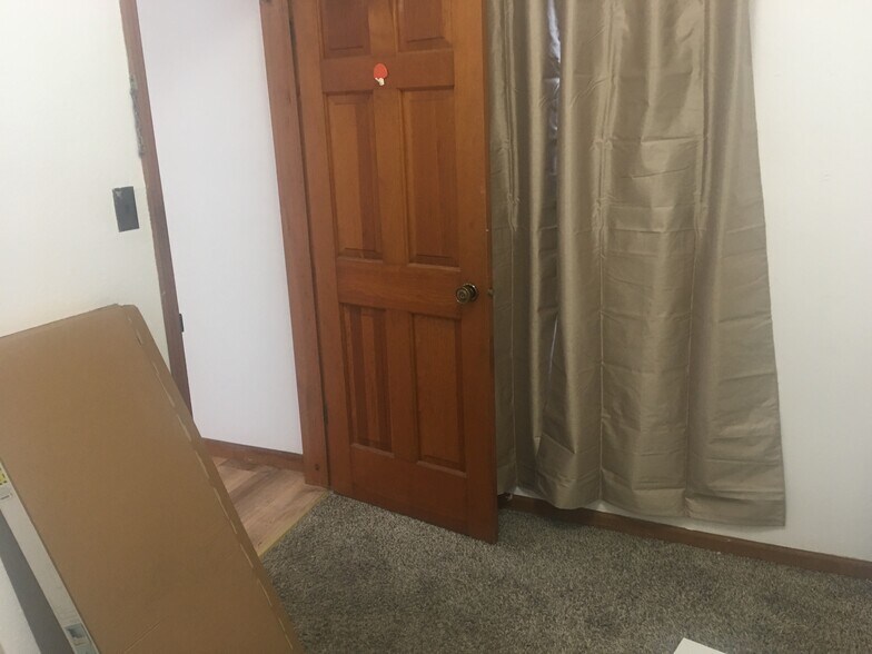 Rear Bedroom - 911 S Carpenter St