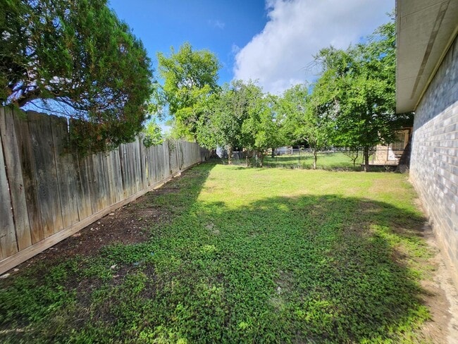 Building Photo - 907 Barry Dr