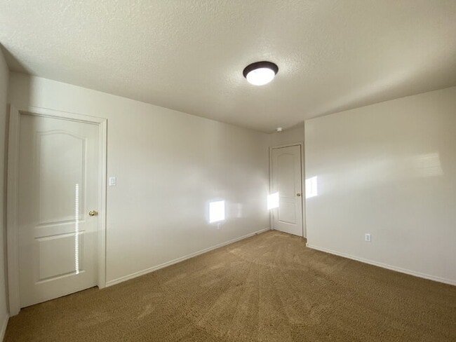 Building Photo - Large 5BR/2Story w/Balcony - Northern Meadows