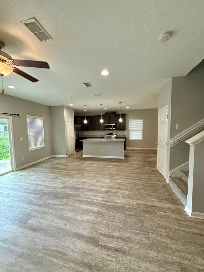 Building Photo - Great 3 bed 2.5 Bath House close to Intrac...