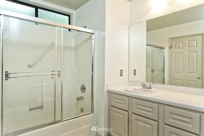 Building Photo - LOCATION, LOCATION, LOCATION wonderful 2 bedroom in the Carlyle.
