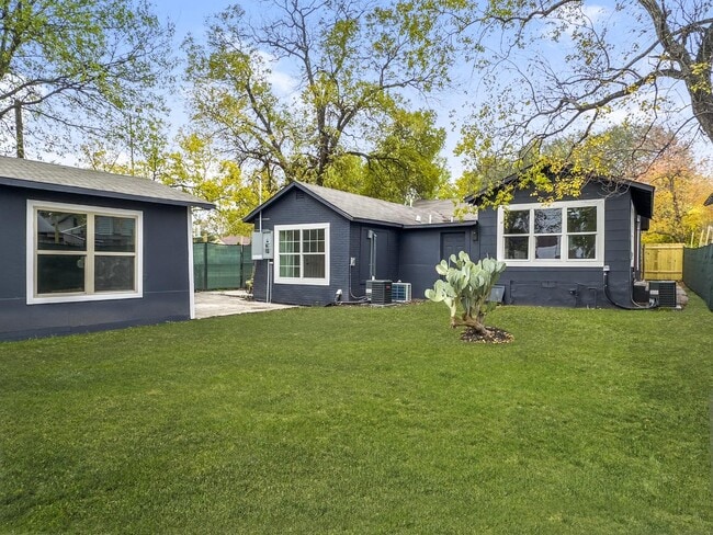 Building Photo - 1606 W Wildwood Dr