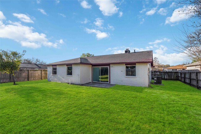 Building Photo - 2302 Green Knoll Dr