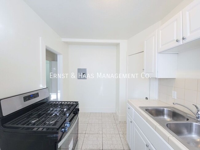 Building Photo - Charming 1 Bedroom Bungalow Apartment in C...