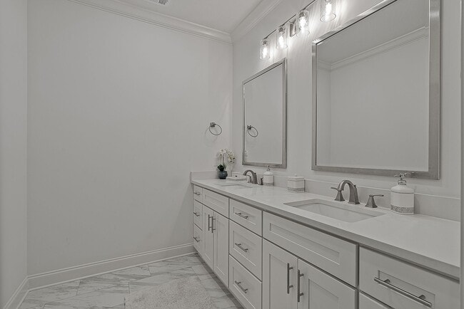 Building Photo - Rare Executive Rental in Desirable South J...