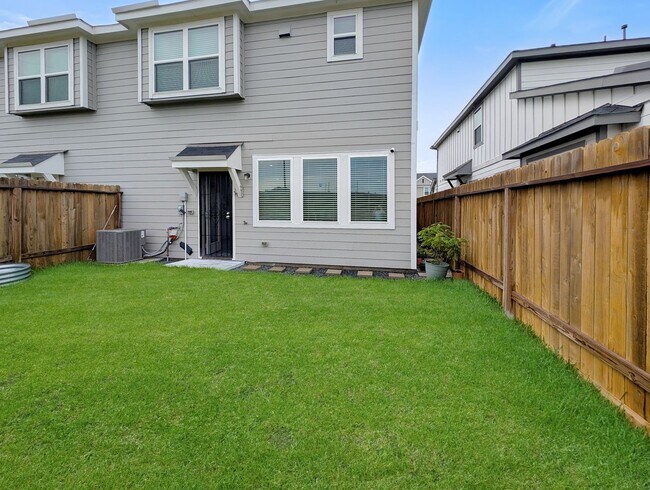 Building Photo - Inviting 3 Bed / 2.5 Bath Townhome with Flex Space & Easy I-10 Access in Katy
