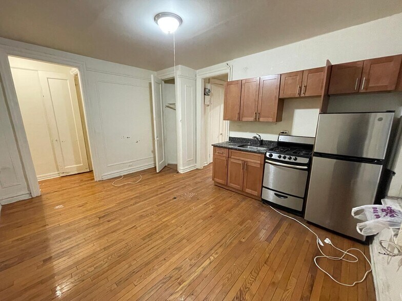 Building Photo - 142 W 238th St