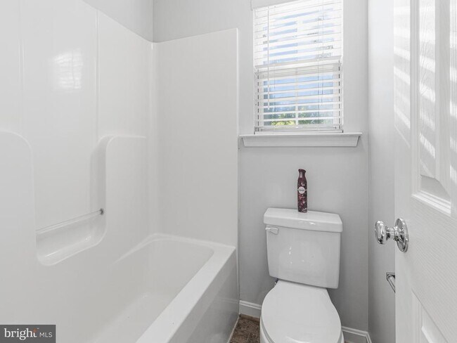 Building Photo - 45370 Barefoot Dr