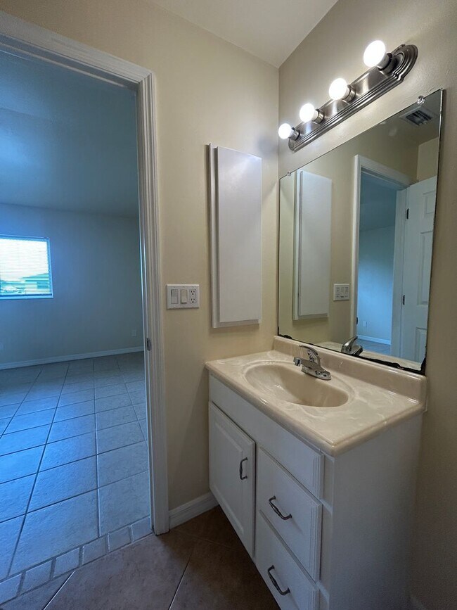 Building Photo - Welcome Home! Spacious 3-Bedroom, 2-Bathro...