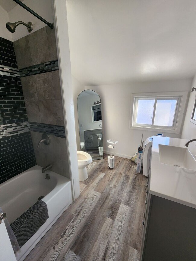 Building Photo - Beautiful 2 Bedroom home with all of the amenities