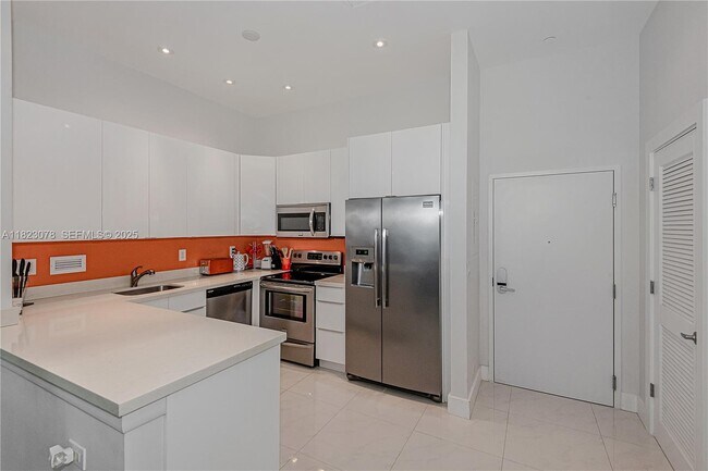 Building Photo - 2301 Collins Ave